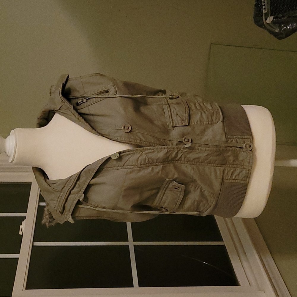 Olive green lightweight hooded sleeveless jacket, excellent condition